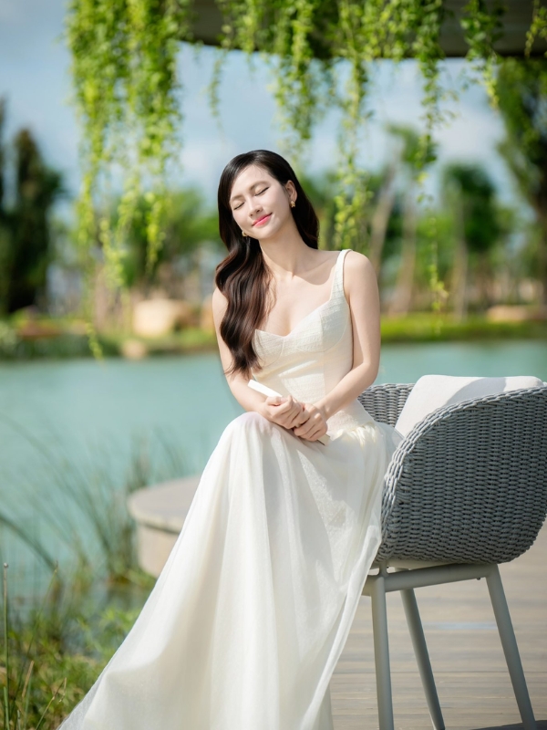 Vẻ đẹp thanh tao bên hồ