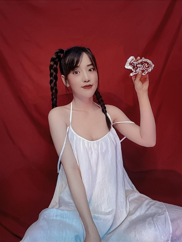 Váy trắng hững hờ nổi bật