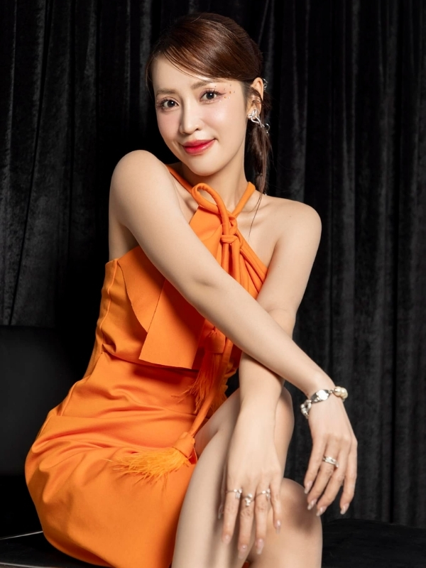 Trang phục đơn giản, hút mắt