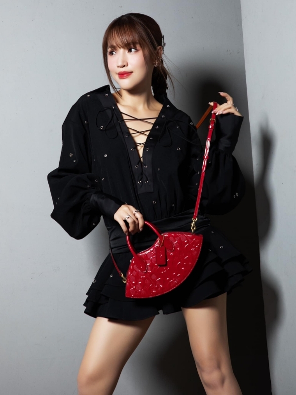 Outfit đen cực kỳ ấn tượng