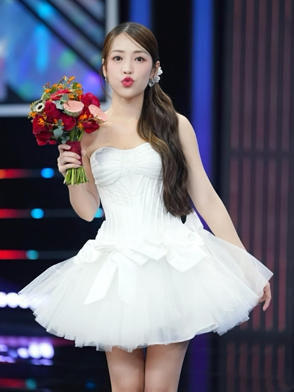 Váy trắng công chúa nổi bật