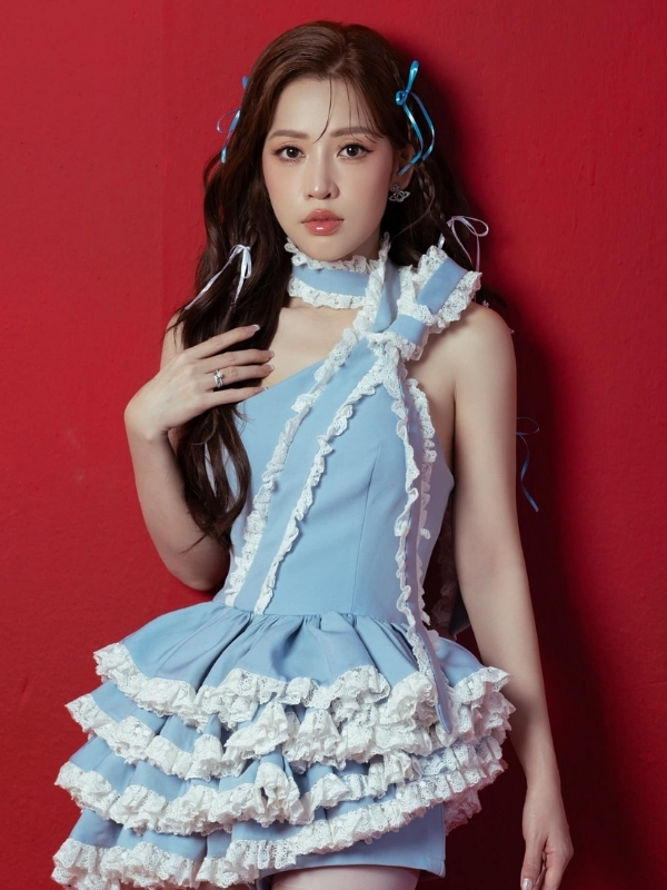 Váy xanh nổi bật, dễ thương