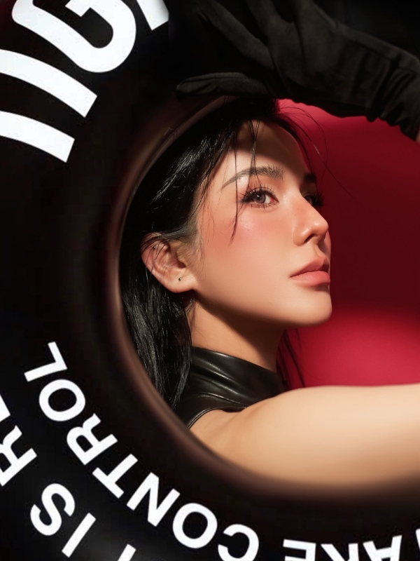 Cận cảnh gương mặt đẹp đầy mê hoặc.