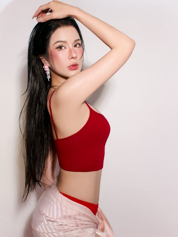 Diệp Lâm Anh khoe dáng với áo đỏ nổi bật.