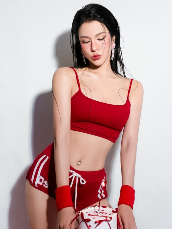 Sức hút gợi cảm với áo đỏ thể thao.