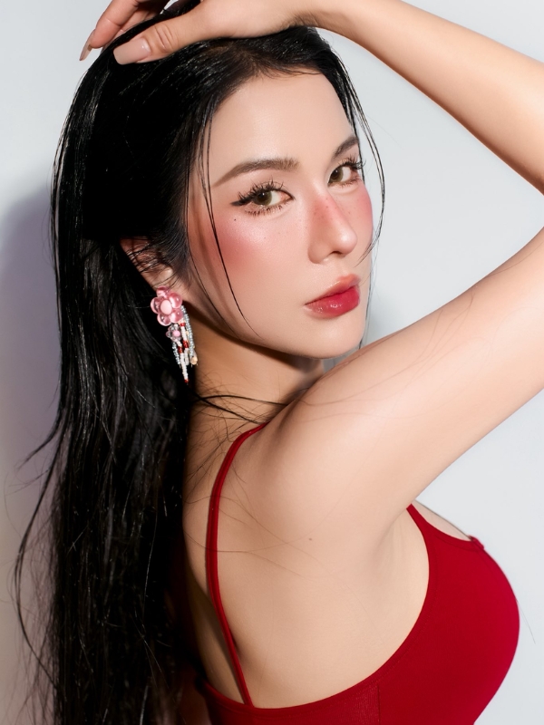 Vẻ quyến rũ khó cưỡng, ánh mắt hút hồn.