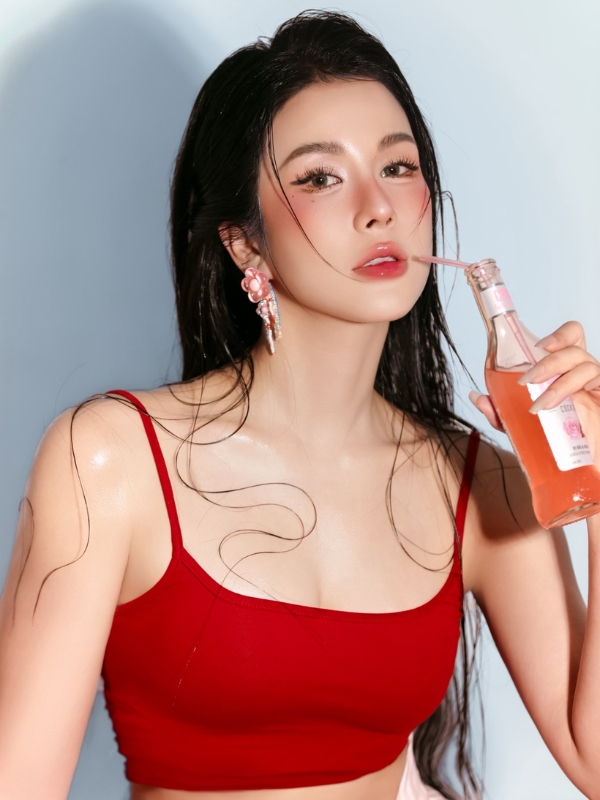 Diệp Lâm Anh khoe nhan sắc rạng rỡ.