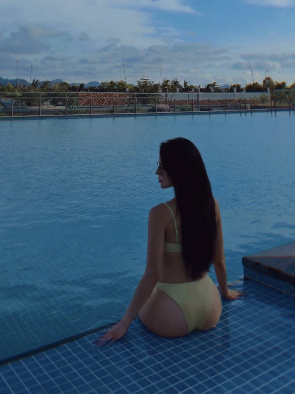 Thư giãn bên bờ hồ, nắng vàng chan hòa.