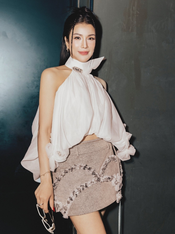 Váy trắng bồng bềnh, thần thái kiêu sa.