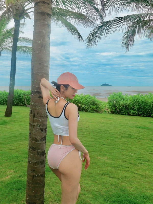 Dáng ngồi tự tin dưới bóng hàng dừa.