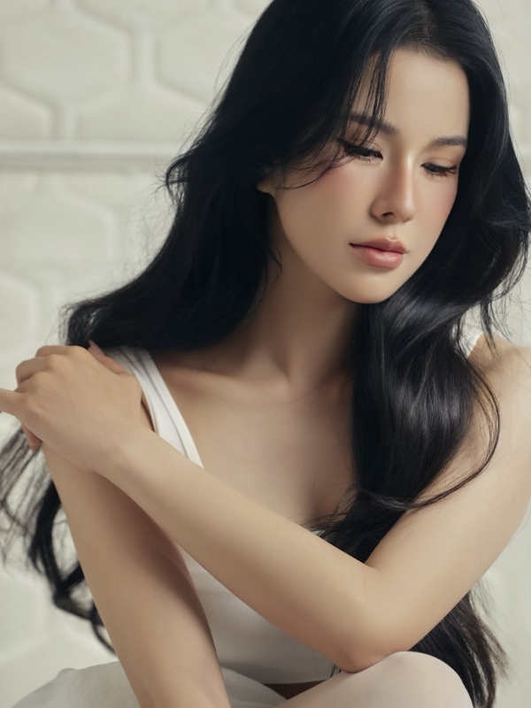 Nét đẹp tự nhiên, mái tóc bồng bềnh.