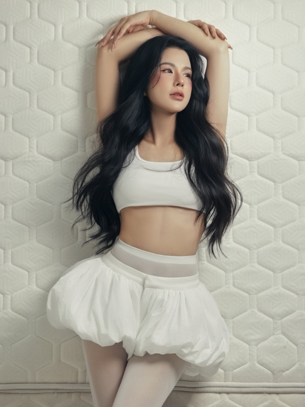 Diệp Lâm Anh khoe dáng đầy quyến rũ.