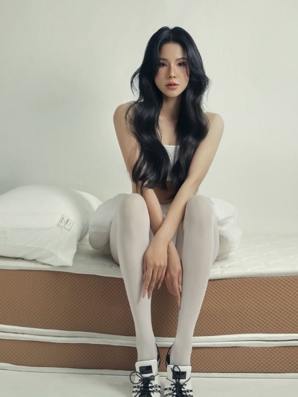 Diệp Lâm Anh ngồi đầy tự nhiên và cuốn hút.