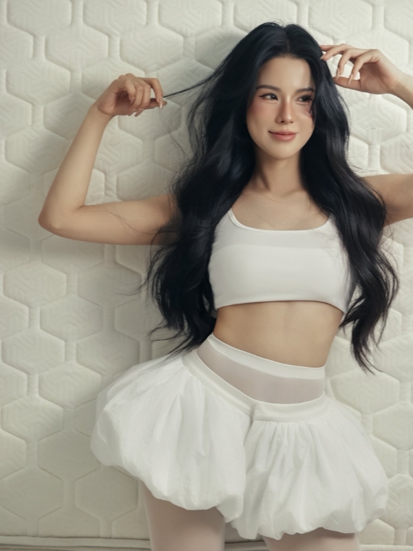 Dáng pose trẻ trung, thần thái tự tin nổi bật.