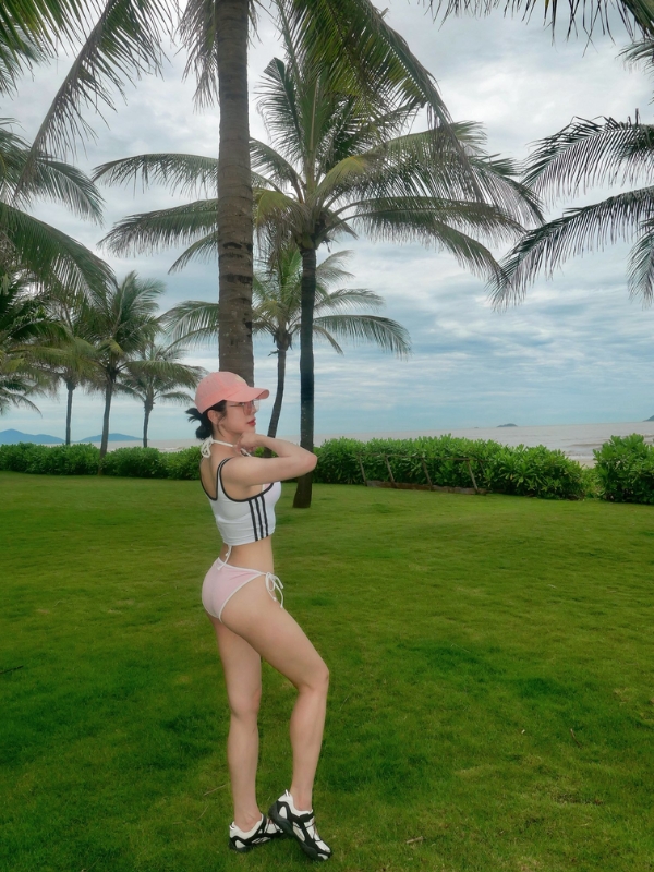 Diệp Lâm Anh khoe vóc dáng thể thao.