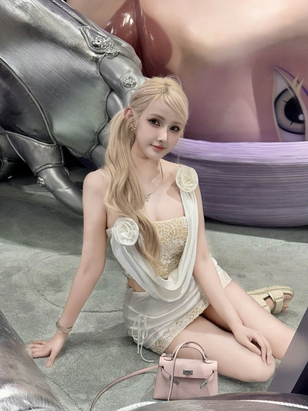 Ánh mắt mê hồn, làn da sứ