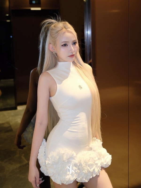 Đầm trắng ngắn tôn đôi chân dài