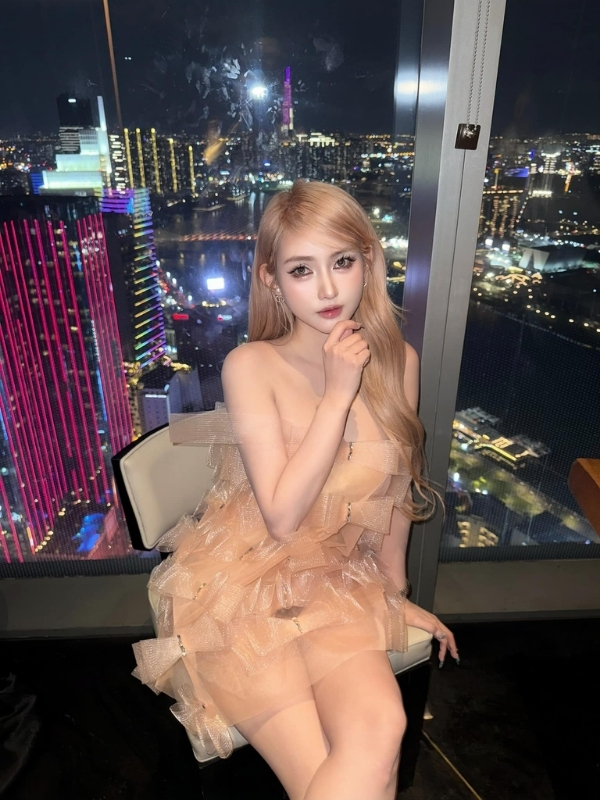 Đầm xuyên thấu khoe dáng chuẩn