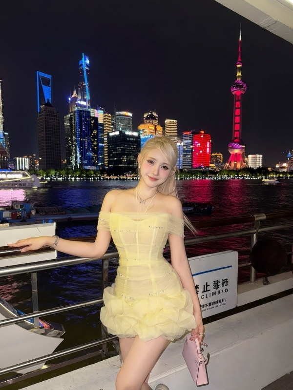 DJ Jenny Yến khoe thân hình nuột nà