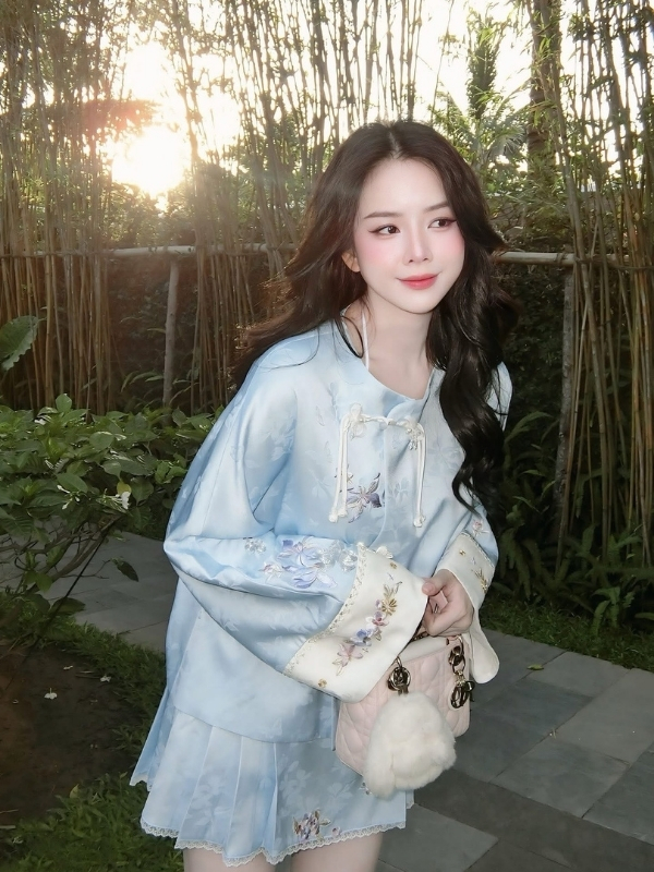 DJ Mie sexy ngọt ngào trong váy xanh