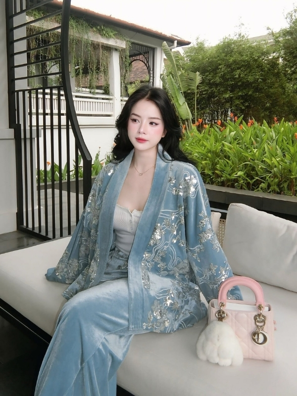 DJ Mie sexy thanh lịch bên sofa trắng