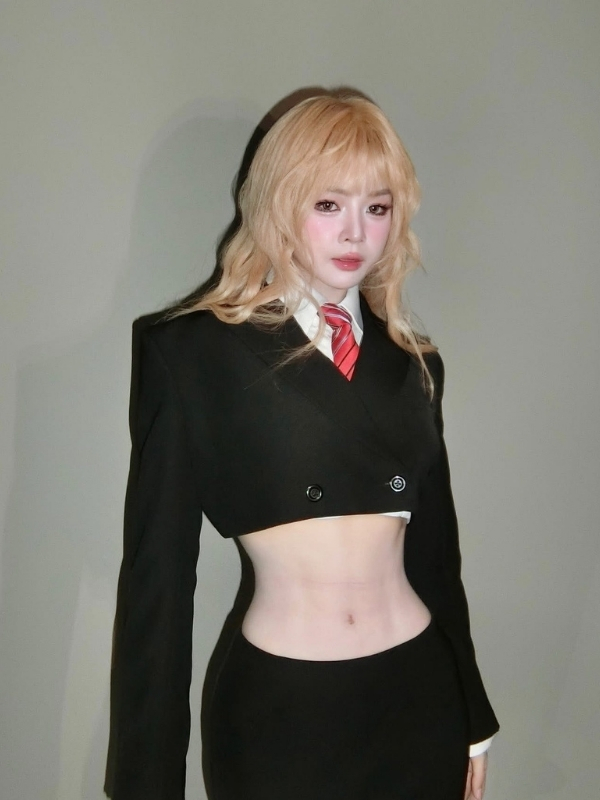 DJ Mie sexy quyến rũ với vest cắt xẻ
