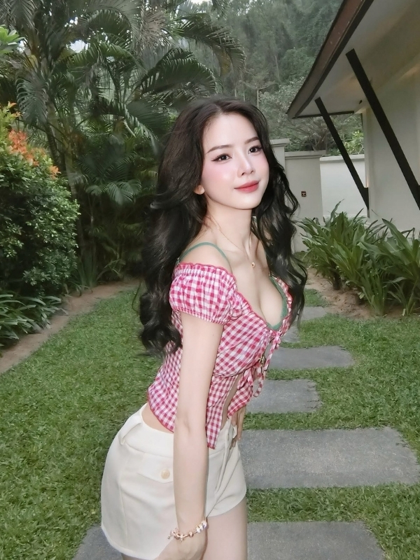 DJ Mie sexy cuốn hút với áo caro ôm