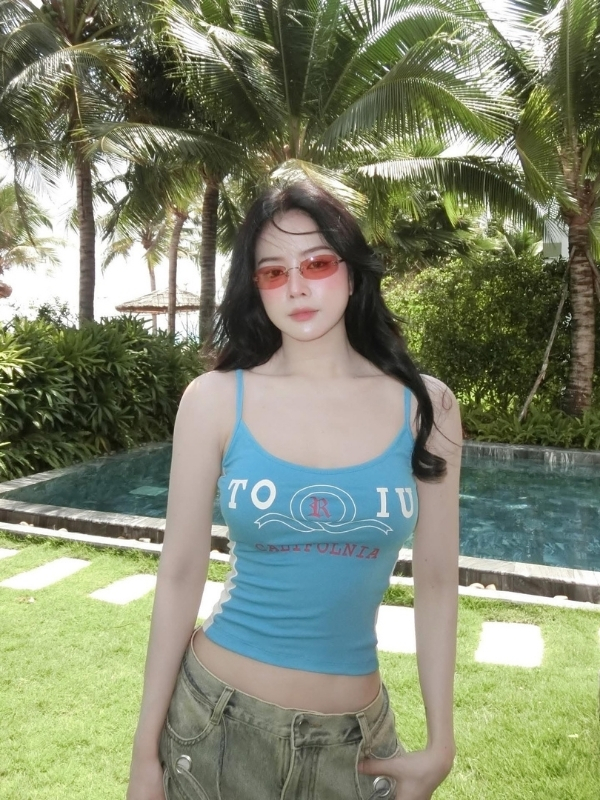 DJ Mie sexy cá tính trong áo croptop xanh
