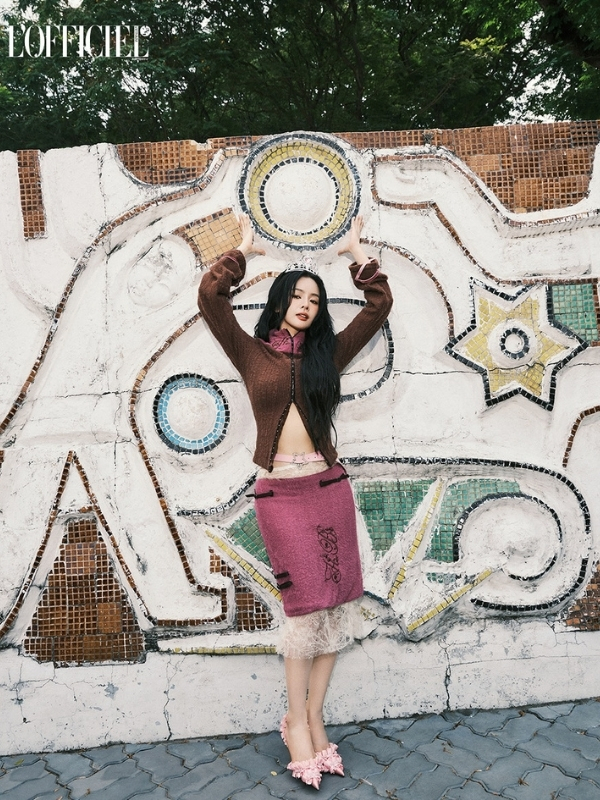 DJ Mie sexy tạo dáng bên tường vẽ