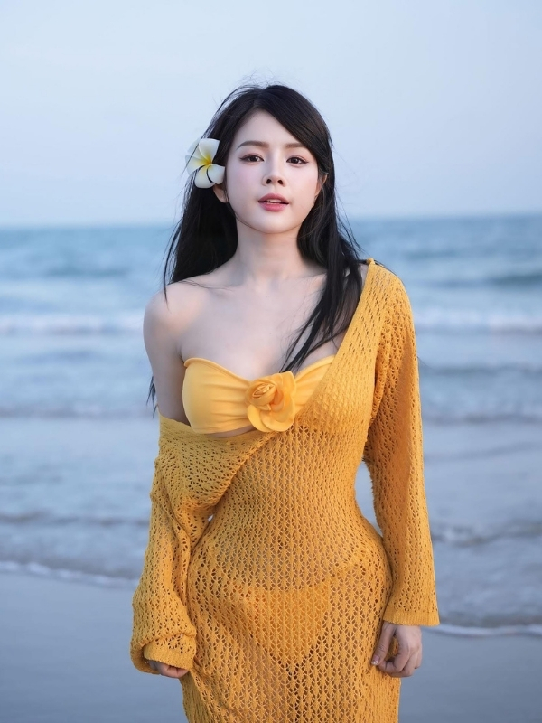 DJ Mie sexy với váy len ôm dáng quyến rũ