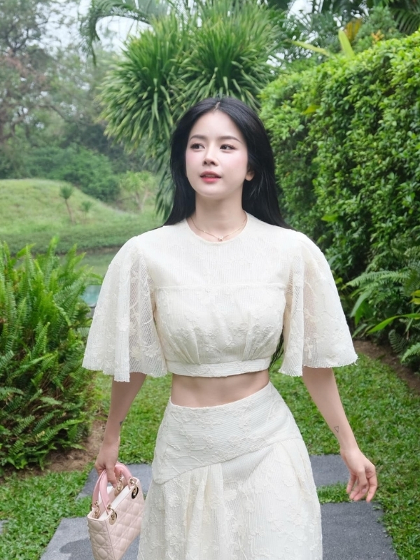 DJ Mie sexy giản dị trong vườn cây