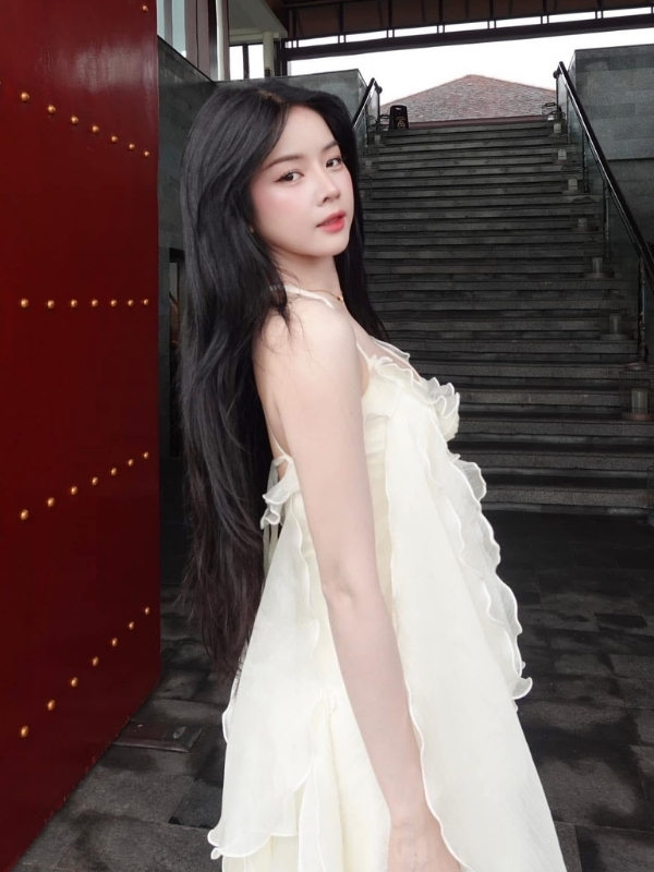 DJ Mie sexy bay bổng cùng váy trắng