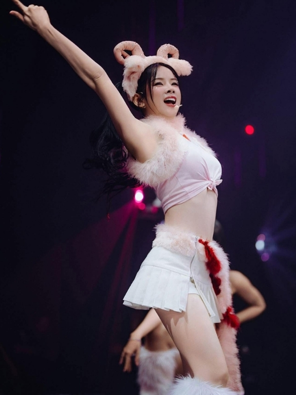 DJ Mie sexy bốc lửa trên sân khấu nhạc