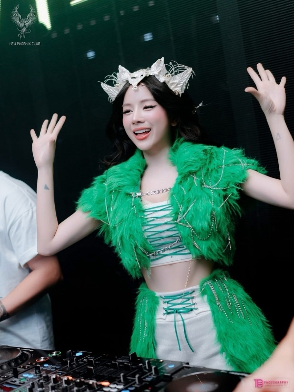 DJ Mie sexy khuấy động đêm nhạc EDM