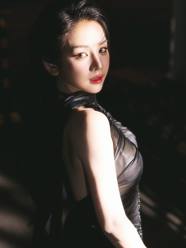DJ Mie sexy quyến rũ trong ánh sáng mờ
