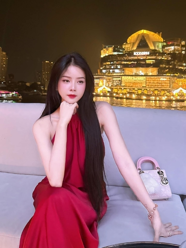 DJ Mie sexy thanh lịch trong đêm thành phố