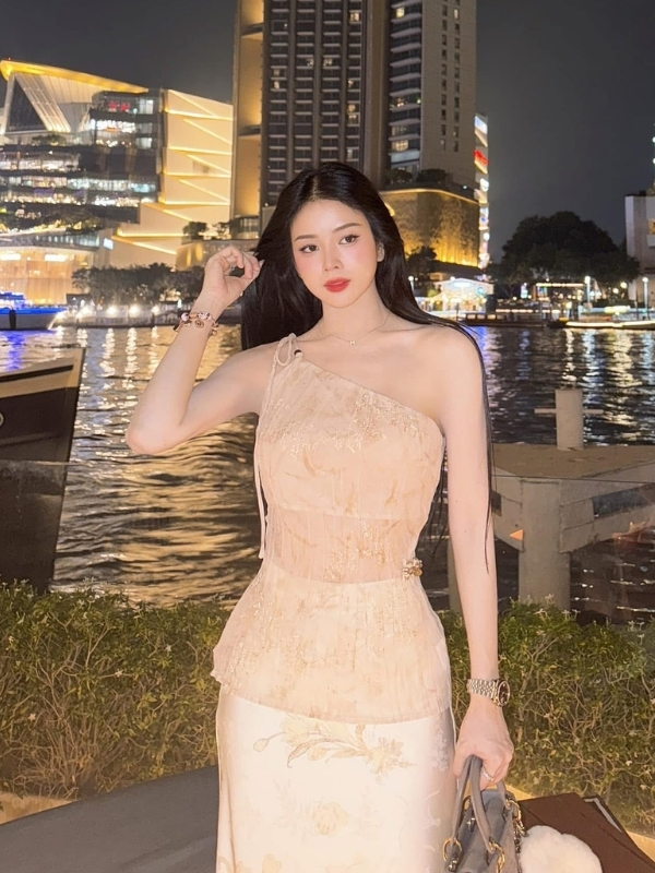 DJ Mie sexy rạng rỡ bên bến sông Sài Gòn