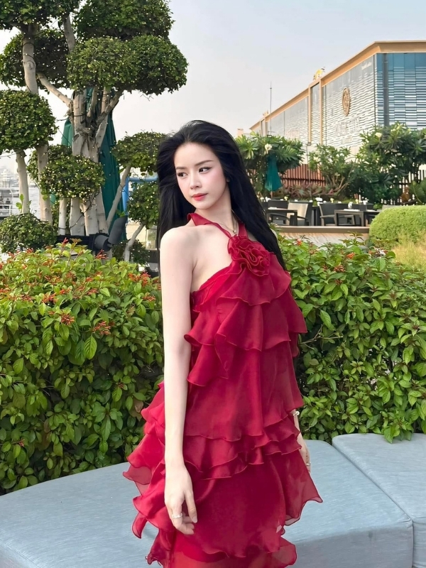 DJ Mie sexy rực rỡ trong váy đỏ