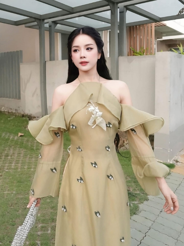 DJ Mie sexy dịu dàng trong vườn hoa