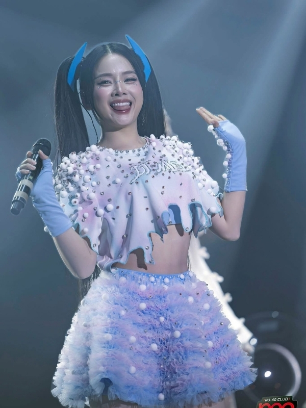 DJ Mie sexy với outfit trắng lấp lánh