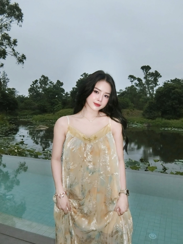 DJ Mie sexy dịu dàng bên hồ bơi xanh
