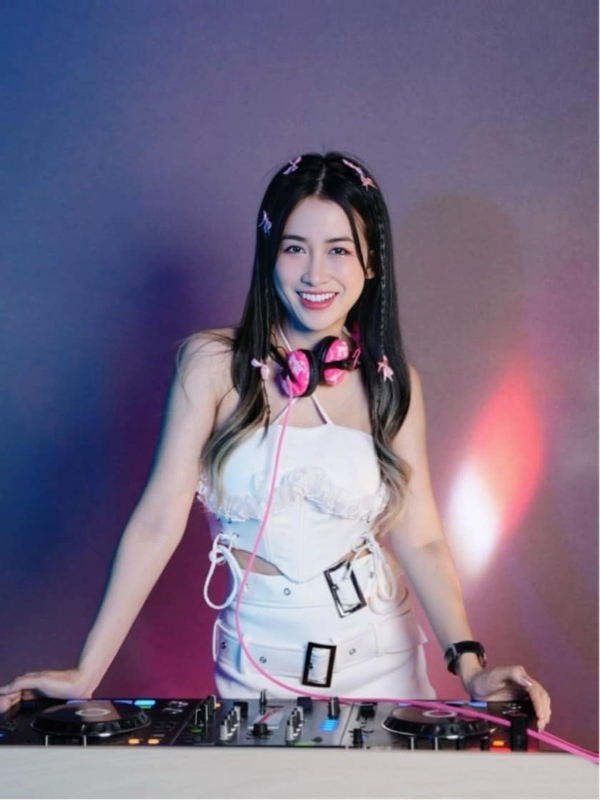 Vẻ đẹp trẻ trung, cá tính của DJ Trang Moon.