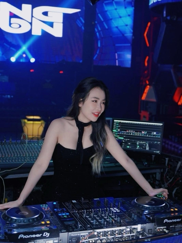 DJ Trang Moon tự tin đứng sau bàn DJ hiện đại.