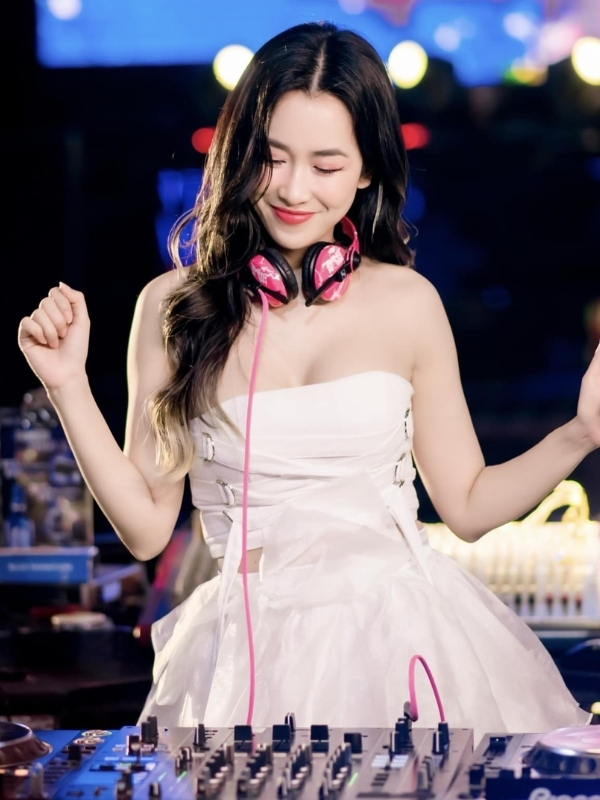 Vẻ đẹp dịu dàng, nữ tính nhưng đầy cuốn hút.