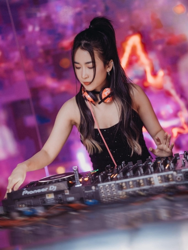 Phong cách thời trang quyến rũ của DJ Trang Moon.