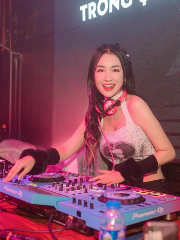 DJ Trang Moon nổi bật với ánh đèn màu rực rỡ.