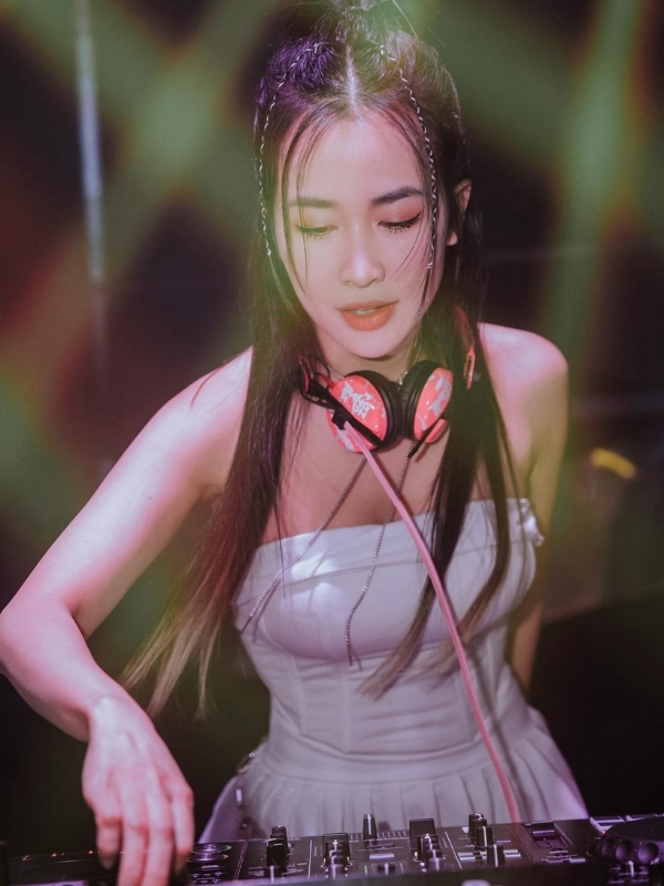 Khoảnh khắc thả hồn trong âm nhạc đầy cảm xúc.