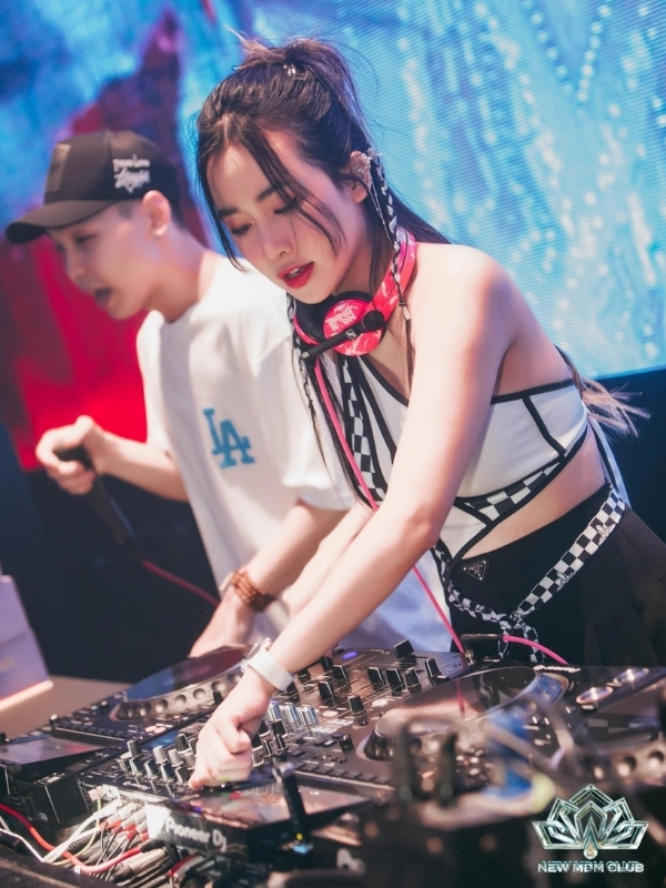 DJ Trang Moon đầy năng lượng khi mix nhạc.