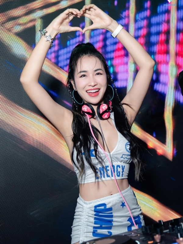 Nụ cười rạng rỡ của DJ Trang Moon đầy cuốn hút.