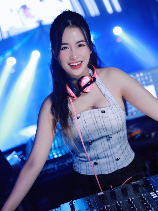 Vẻ đẹp cá tính, hiện đại của DJ Trang Moon.